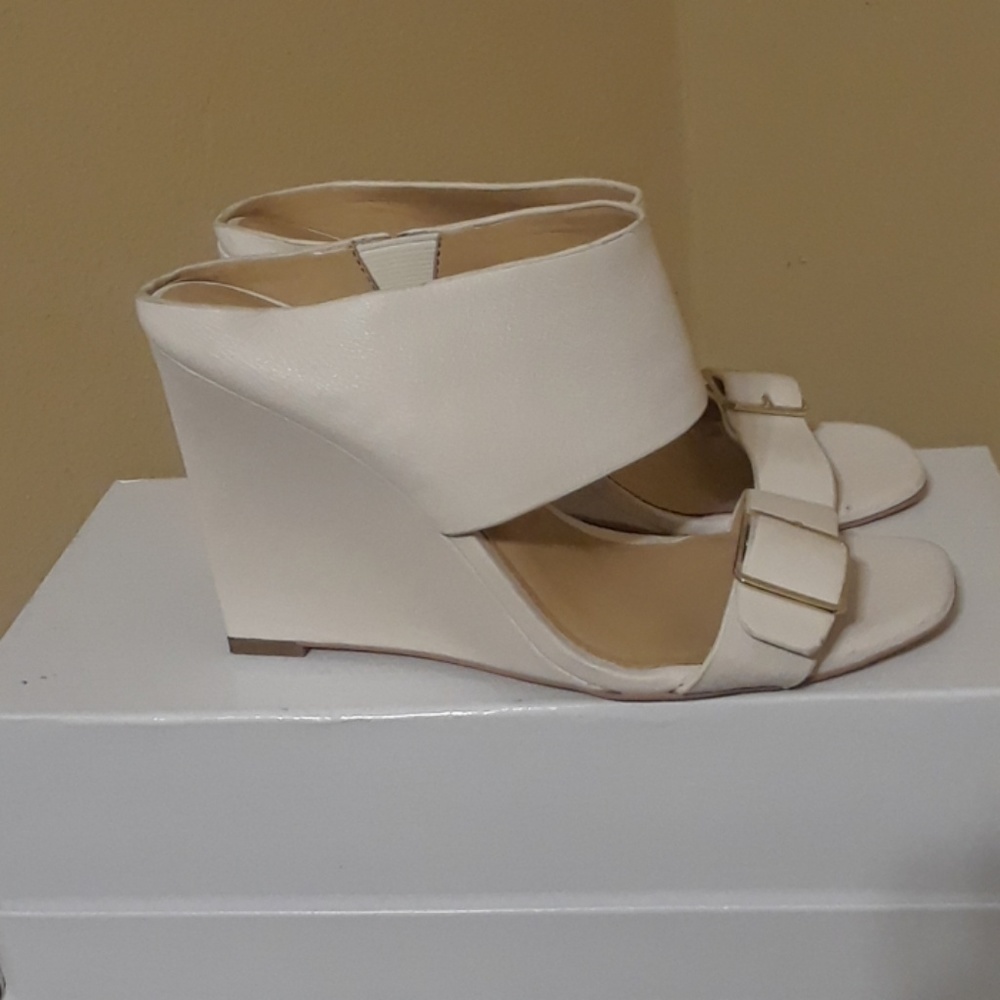FLASH SALE. - Ann Taylor - Off White Sandals